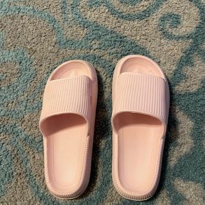 Women’s cloud foam slippers